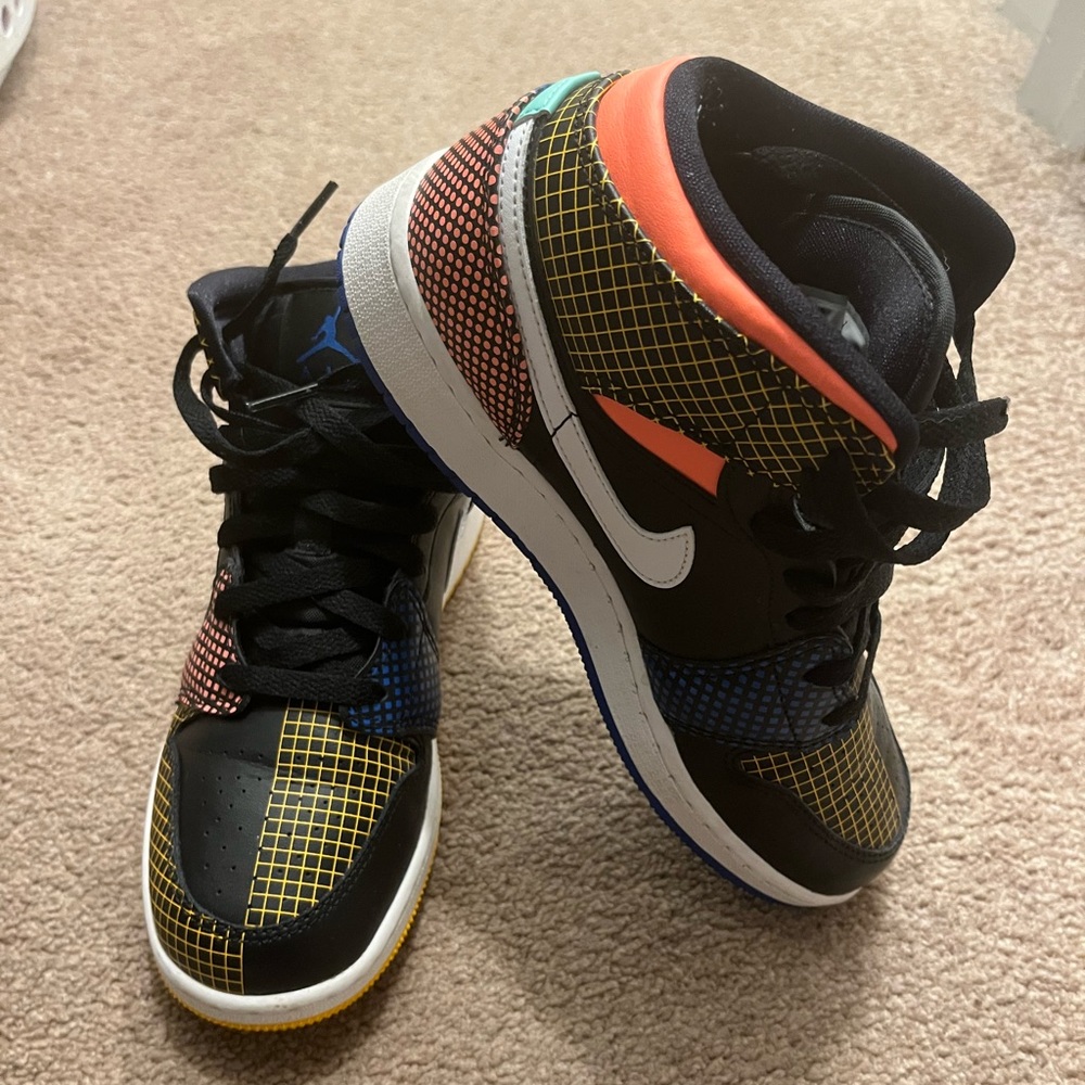 Kid’s Air Jordan Mid, size 6Y